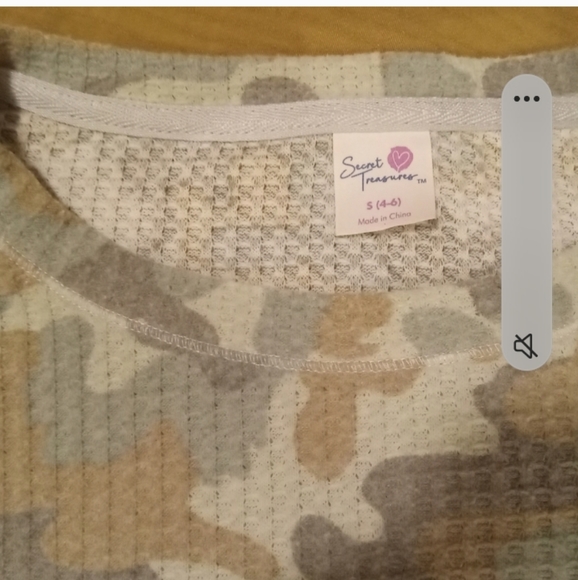 Bundle of 2 Camo Long Sleeve Light Sweaters - Picture 8 of 8